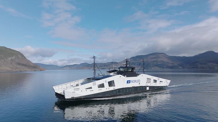 MF "Hydra" seiler på flytende hydrogen