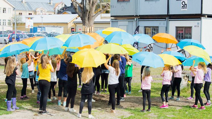 Första spadtaget för Storbrunn är taget. Det firades bland annat med en specialkomponerad dans som utfördes av elever från Östhammars kulturskola. 