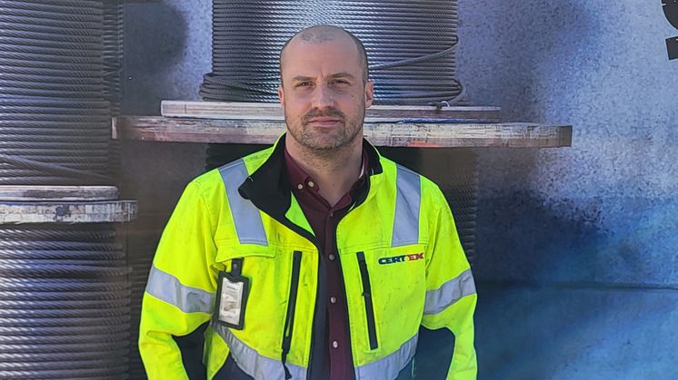 Johan Holmström, säljare på CERTEX, erbjuder kundanpassade lyftlösningar och sprider kunskap om säkra arbetsplatser.