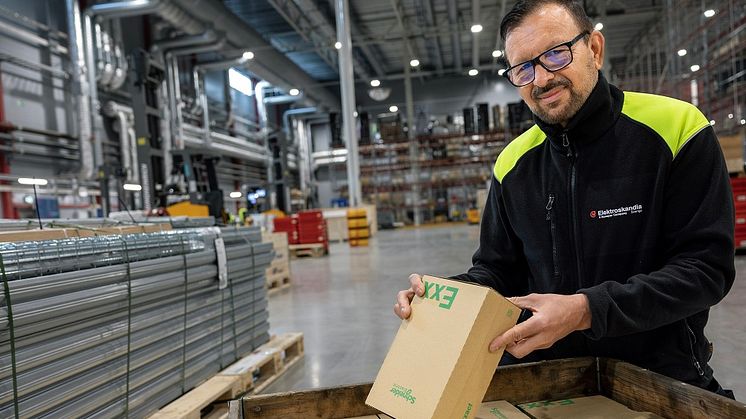 Sherwali Kalam vid Elektroskandias projektpackning i Örebro.
