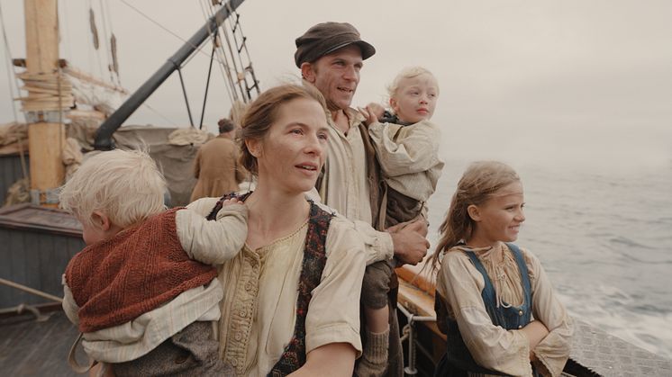 Lisa Carlehed og Gustaf Skarsgård har hovedrollene i den nye filmatiseringen av «Utvandrerne». Regissør Erik Poppe kommer til førpremieren på Anno Norsk utvandrermuseum 24. august. (Foto: John Christian Rosenlund)