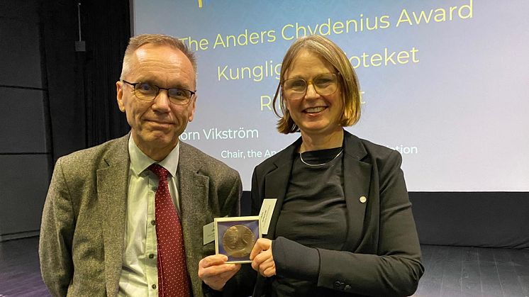 Björn Vikström, Anders Chydenius-stiftelsen, och riksbibliotekarie Karin Grönvall vid överlämnandet av medaljen. Foto: Anders Chydenius-stiftelsen