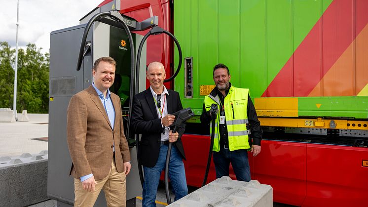 ÅPNET: Ladestasjonen i Bjerkvik ble åpnet av (f.v.) regiondirektør i nord, Thomas A. Henriksen, terminalsjef Karl Henrik Karlsen og konserndirektør Hans-Øyvind Ryen. Foto: Posten Bring