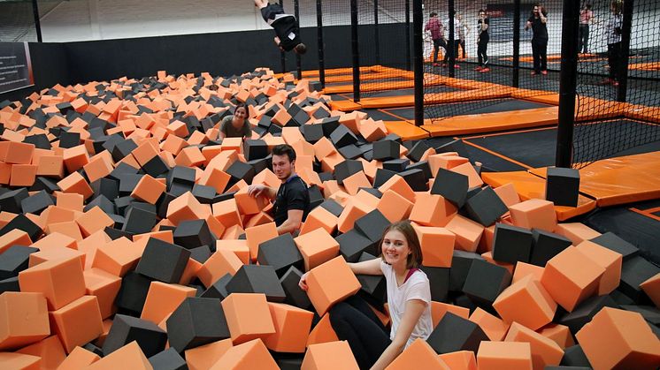 Das Trampolinbecken des FoamJUMP ist mit rund 15.000 Schaumstoffwürfeln gefüllt