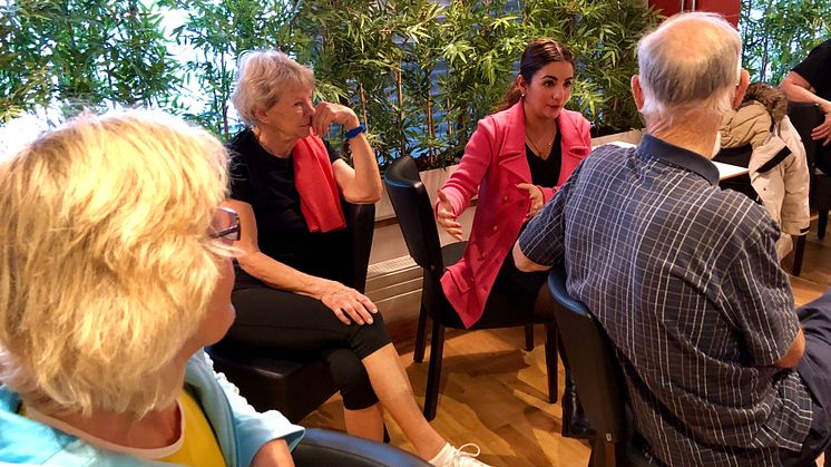 Kommunstyrelsens ordförande Parisa Liljestrand besökte deltagarna för att ta del av deras tankar och åsikter kring hälsoprojektet.