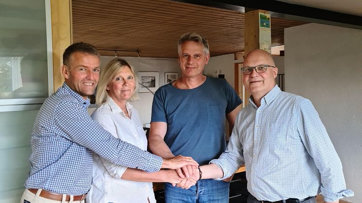 På bildet:Pål Kristian Moe, styreleder Åkerblå Group, Rita Strand og Anders Lamberg fra Skandinavisk Naturovervåkning og adm.direktør Roger Sørensen fra Åkerblå Group. Øystein Kaanstad Hanssen fra Ferskvannsbiologen As var ikke til stede.