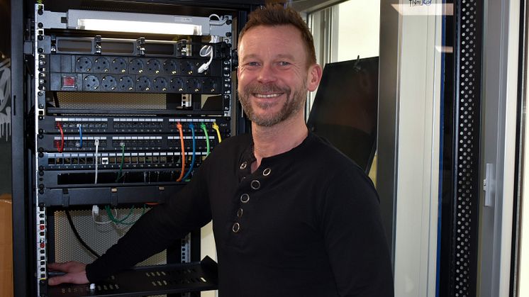 Bilde: Torgil Heggland, Business Development Manager LinkIT avbildet med nettverkskabler