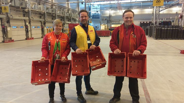TOMME KASSER PÅ ØT: Vanligvis er dette området på Østlandsterminalen i Lørenskogen fullt av aktivitet, men nå er all julepost sendt. En fornøyd regiondirektør Hans Øyvind Ryen frankeres av Hege Thorvaldsen og Pål Engebretsen