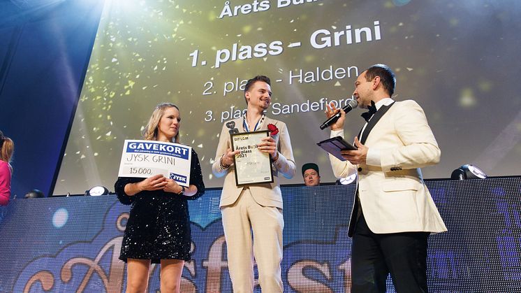Butikksjef Ilsaas Christian vant sammen med sin butikk på Grini, årets butikk i fjor.