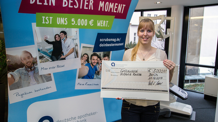 Stefanie Radtke aus Berlin bei der symbolischen Scheckübergabe. Foto: apoBank