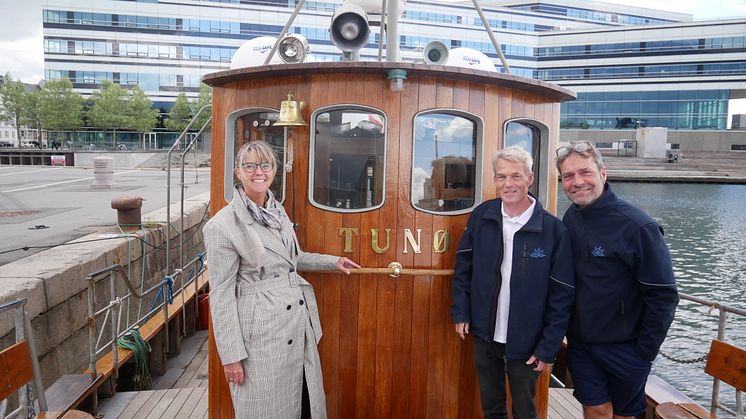 M/S Tunø stævner ud fra Fregatten Jylland