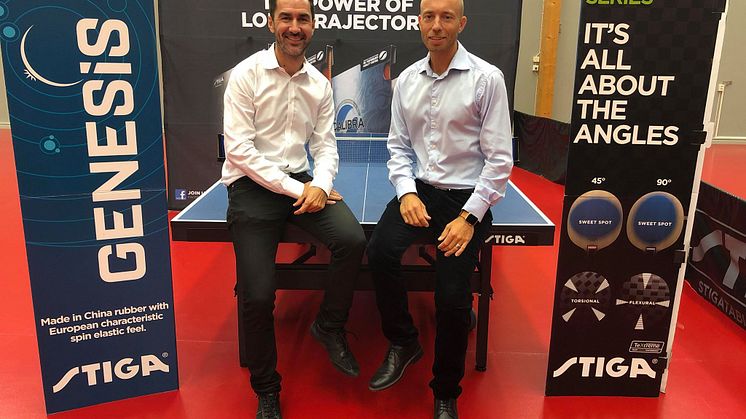 Max Ansbro (tv) marknadsansvarig på SBTF tillsammans med Andreas Zandrén (th) VD på STIGA är bägge två väldigt nöjda efter kontraktsskrivningen som skedde i Köping Arena på SBTF:s kansli.