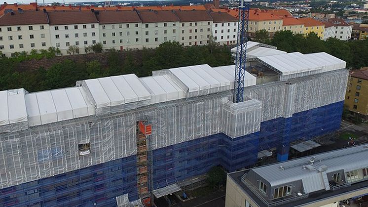 Platsbyggd kran och uppsågat garagetak vid om- och nybyggnadsprojekt i Göteborg