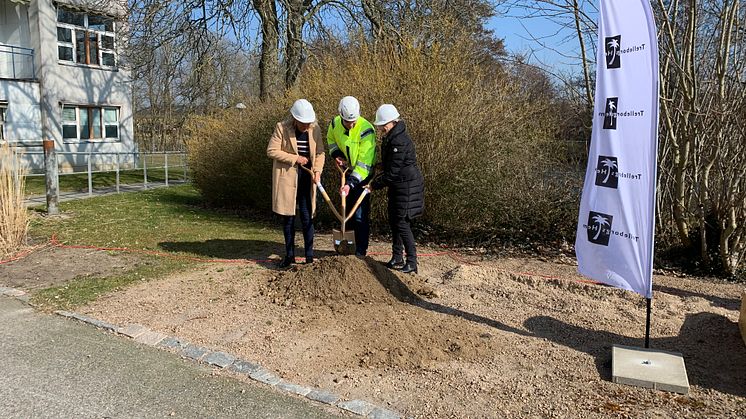 Under måndagen tog Ann Kajson Carlqvist (M) kommunalråd, Mikael Westerberg, projektchef Treano och Catharina Blixen-Finecke (M), ordförande i Trelleborgshem det första spadtaget.