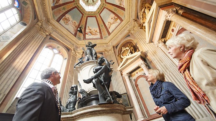Historisches Stadthagen_Gäste beim Besuch des Mausoleums in Stadthagen