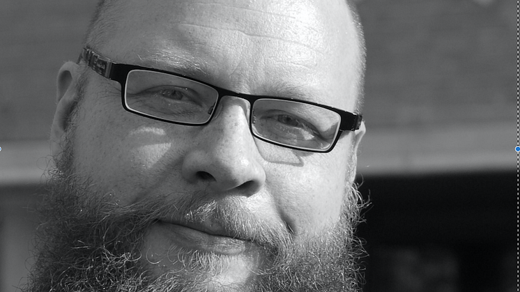 Daniel Västfjäll, professor i kognitiv psykologi vid Linköpings universitet, är ny arbetande ledamot i Kungl. Vitterhetsakademien. Ett centralt forskningstema handlar om vad som förklarar vår vilja att hjälpa våra medmänniskor. Foto: Privat.