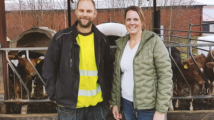 Gustav Gärskog och Emma Persson driver Häradsköps gård. Foto: Alija Bucuk, Vaggeryds kommun. 