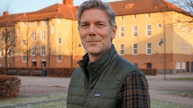 ”Vi lever i ett väldigt konstigt samhälle, där många arbeten genererar ohälsa.” I sin forskning försöker professor Ulf Ericsson finna och lyfta fram faktorer som i stället bidrar till ett mer hållbart arbetsliv.