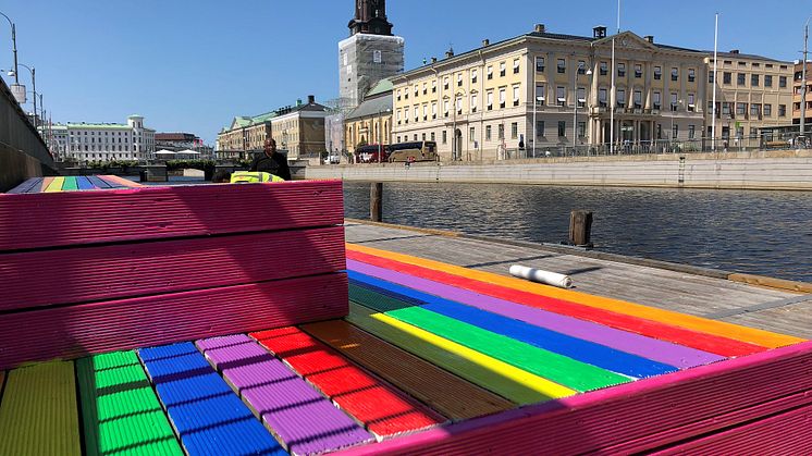 Flytbryggan nedanför Lejontrappan är målad i Prideflaggans färger.