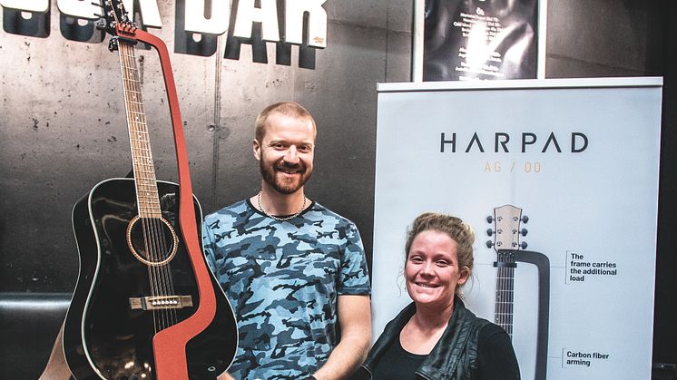 Ljungskileborna Josefin och Samuel Fredén står bakom gitarrtillbehöret Harpad. 