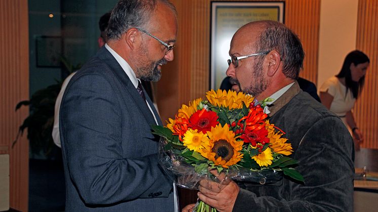 Landrat Daniel Kurth (l.) gratuliert Holger Lampe zur Wahl. Foto: Pressestelle LK Barnim/Oliver Köhler