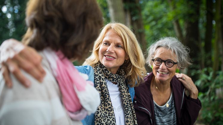 Frauen in den Wechseljahren stehen mit beiden Beinen im Leben und gehen heute selbstbewusster mit dem Thema um. / Bild: iStock 1007231682