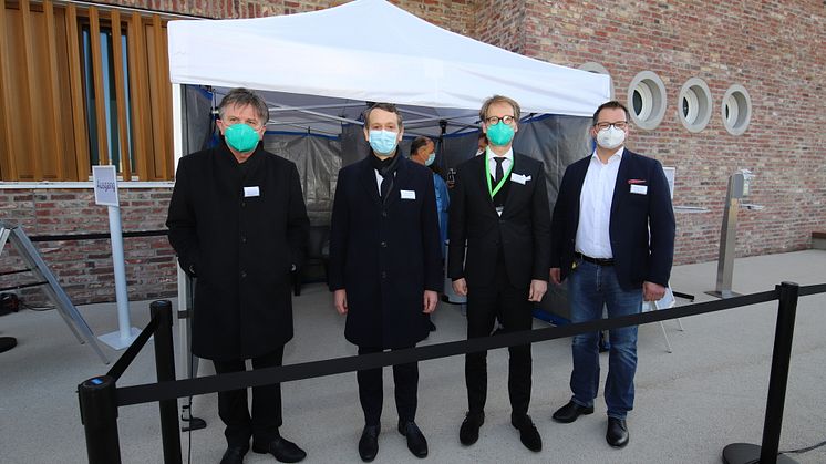 (v.l.) Sozialminister Manne Lucha, Christoph Werner (Vorsitzender der dm-Geschäftsführung), Staatssekretär Florian Stegmann und dm-Geschäftsführer Christian Harms besuchten das Schnelltest-Center vor dem dm-dialogicum in Karlsruhe.