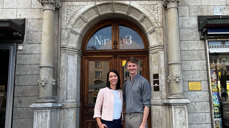 Katarina Fu och Niclas Söör utanför DOSPACE Stortorget i Linköping