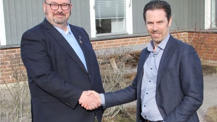 Anders Ohlsson och Sebastian Cabander skrev på avtalet. 