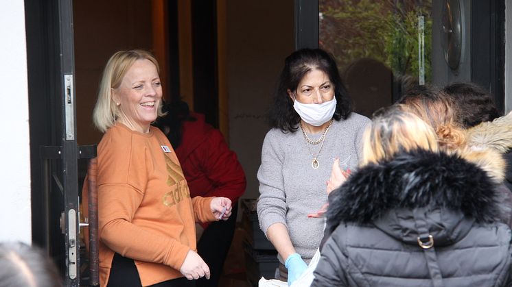 vänster Jenny Alm, verksamhetschef, vid utdelningen av matkassar på Frälsningsarméns kvinnocenter i Akalla. Foto: Carina Tyskbo