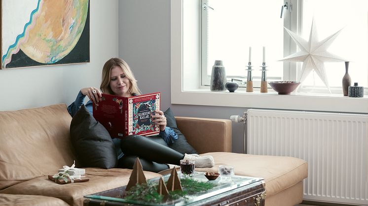 Ingebjørg Bratland står bak juleantologien Klokkene kallar. Boken er i ferd med å klatre til topps på bestselgerlisten over juleantologier. Dette er en hygge- og høytlesningsbok for hele familien. Foto: Astrid Waller
