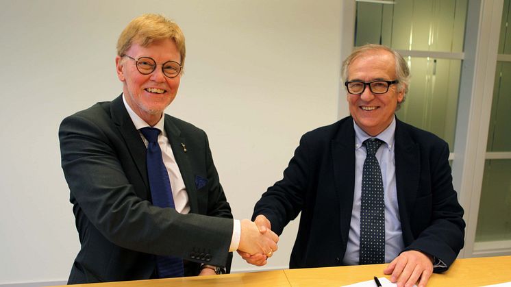 Gunnar Peterson och Dr. Antonio Terceño, nöjda efter signeringen som möjliggör dubbel examen.