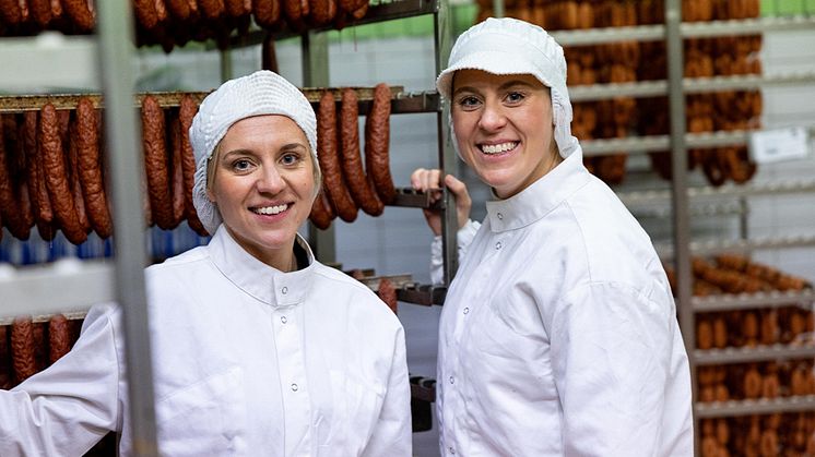 Systrarna Lisa Andersson och Stina Selander driver familjeföretaget Ello i Lammhult, som startades av deras farfar L-O Andersson. Charkuteriföretaget ursprungsmärker med Kött från Sverige. Fotograf: Julia Rindhagen.