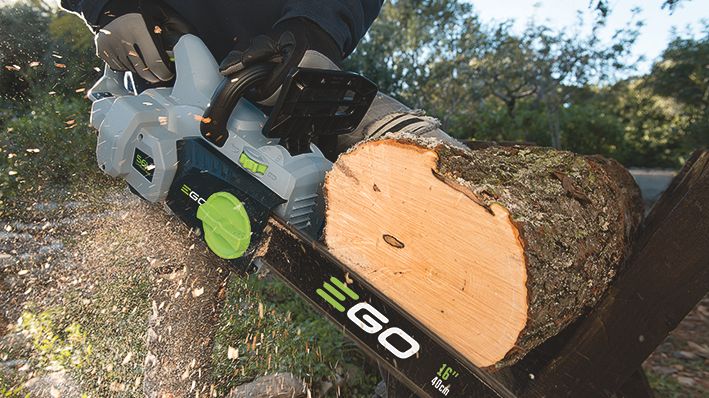 EGO Power+ 56V Batteridriven motorsåg i aktion