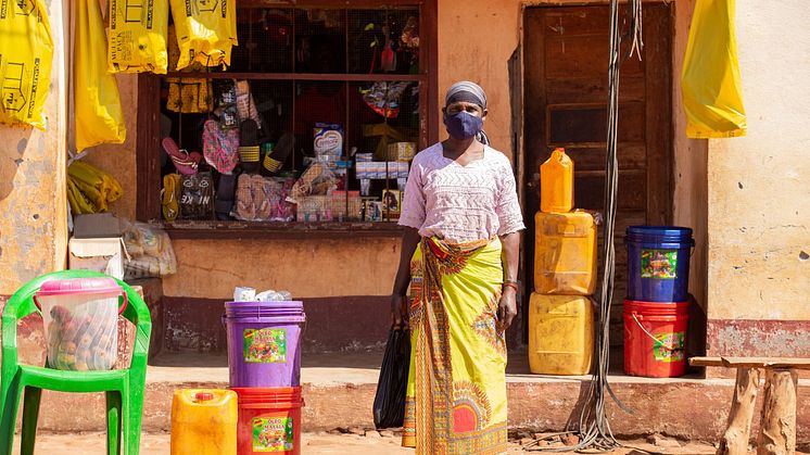 Bonden Jamia Salimo i Moçambique har precis handlat tvål, salt och matolja. Foto: Edson Artur.
