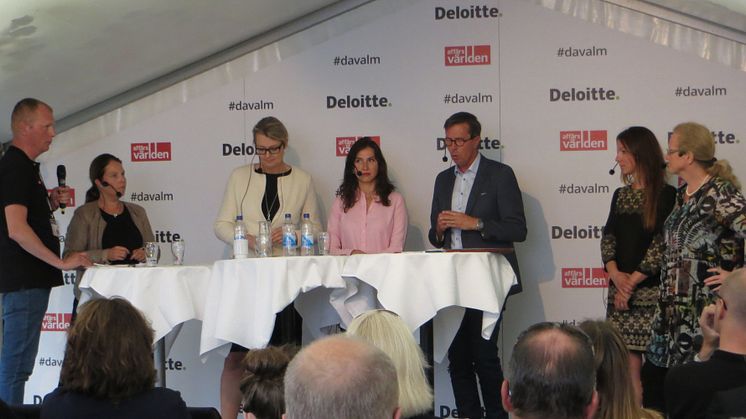 I panelen från vänster Erik Wahlin, Maria Brithon-Brink, Lina Axelsson Kihlblom, Aida Hadzialic, Marcus Strömberg, Petra Bendelin och Eva Åkesson