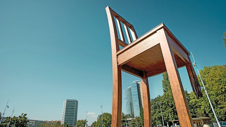 Broken Chair in Genf (c) Christof Schürpf