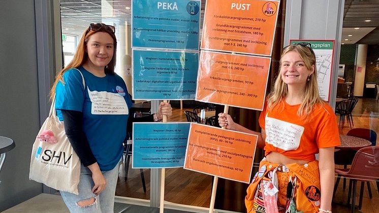 Två av studentkårens alla medarbetare som fanns på plats för att välkomna de nya studenterna.