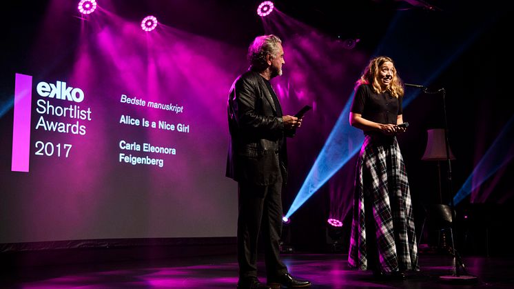 Erik Clausen overrækker Bedste manuskript. Vinder: Carla Eleonora med filmen Alice is a nice girl.