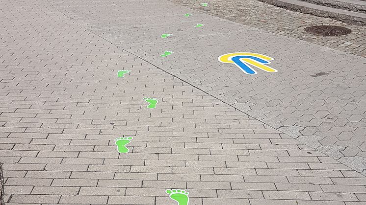 Fotspår leder den som ska slänga skräp eller fimpa rätt. 