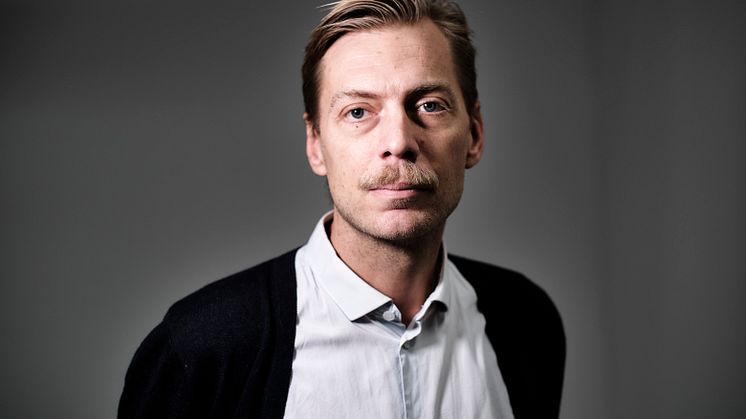 Martin Grander, bostads- och urbanforskare vid Malmö universitet, är föreläsare vid Högskolan i Skövdes första digitala populärvetenskapliga café. Föreläsningen heter ”Vem får bo var?” och ges från Martins arbetsrum på Malmö universitet. 