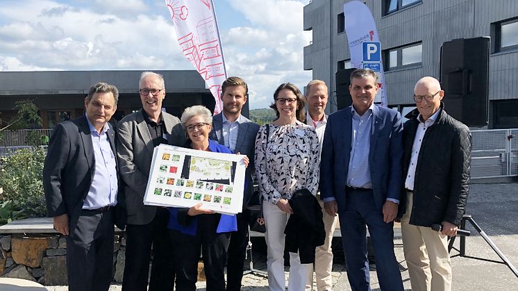 Fr v: Mikael Ahlén, Riksbyggen, Magnus Thureborn, boende, Roza Petersson, boende, Hampus Magnusson, kommunalråd, Lena Sultan, boende samt Anders Johansson, Leif Linde och Michael Ekberg från Riksbyggen.