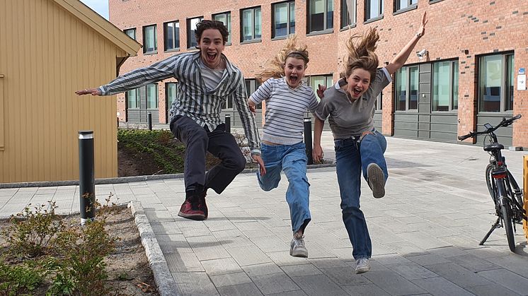 Årets konferansierer gleder seg til å stå på Karpedammen scene 17. mai! Fra venstre: Leo Moreno Christiansen, Andrea Westby Hanæs og Eira Helland Bay. Foto: Marita Hesjedal