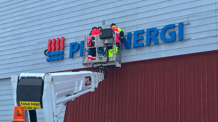 Nya skyltar och namn på friidrottshallen som numera är PiteEnergi Arena.