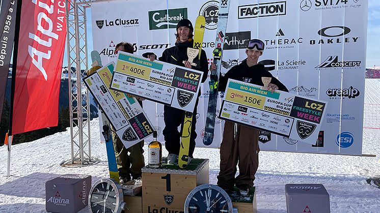 Axel Burmansson tar brons i big air i franska La Clusaz. Foto: SSF