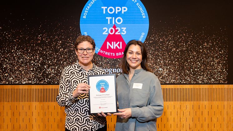 Från vänster för Brf Guldäpplet: Charlotte Berndtsdotter, kundrelationsansvarig och Cecilia Hallberg, boende- och garantiansvarig. Fotograf David Lagerlöf.
