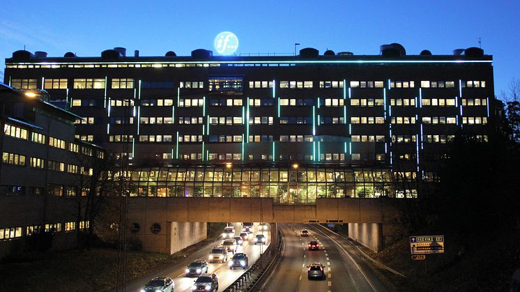 Klätterteknik monterar spektakulärt ljuskoncept på If-huset i Solna