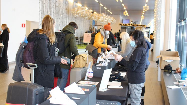 Vårterminens välkomnande av internationella studenter på Umeå flygplats genomfördes med omfattande åtgärder för att minimera risken för smittspridning. FOTO: Jessica Bergström Grahn (Bilden är ej avsedd för publicering)