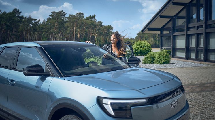 Aby se Lexie na cestu lépe připravila, nahlédla do zákulisí Fordu a seznámila se i se samotným elektrickým Explorerem.
