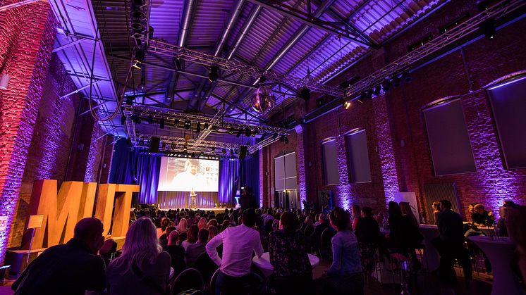 Rund 300 Gäste aus Wirtschaft, Politik, Kultur, Medien in der Freiheizhalle
